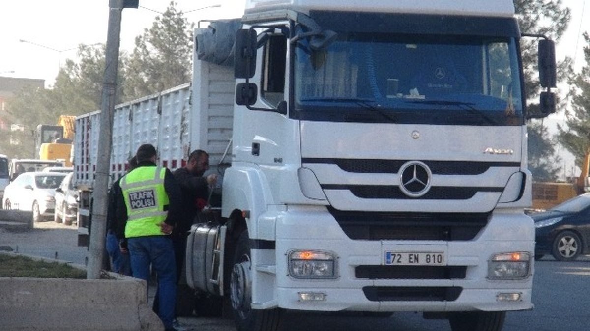 Arızalanan Tır Trafiği Olumsuz Etkiledi