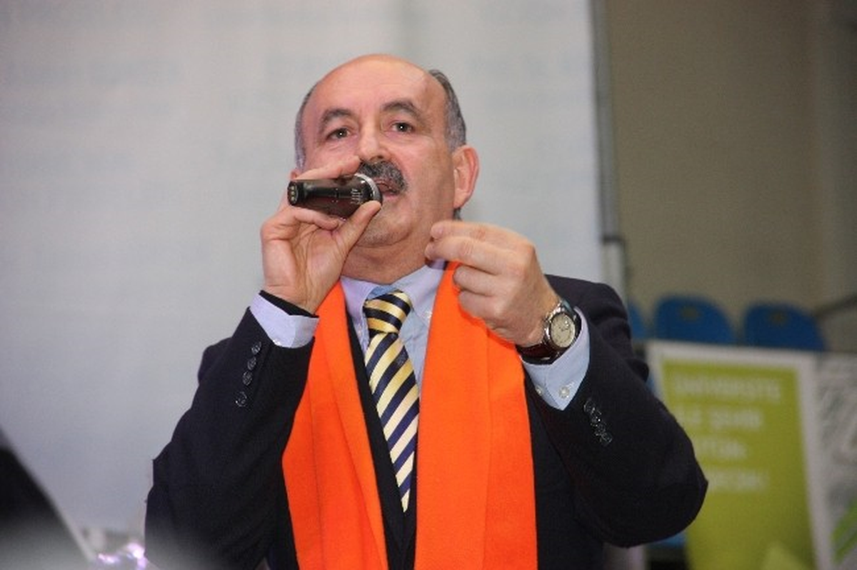 Bakan Müezzinoğlu: "Sigaranın Kötü Örneğini Evlatlarınıza Göstermeyin"