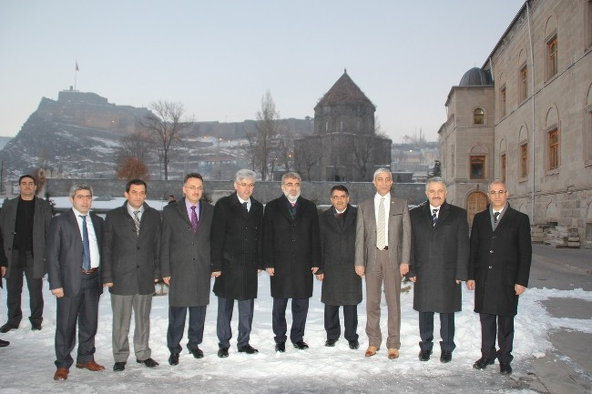Bakan Taner Yıldız AK Parti Seçim Bürosu\'nda Karslılarla Buluştu