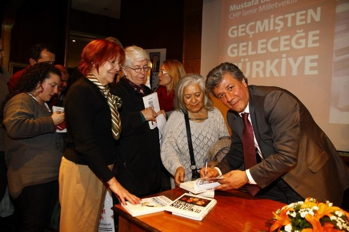 Balbay Geçmişten Geleceğe İsimli Kitabını Okurları İçin İmzaladı