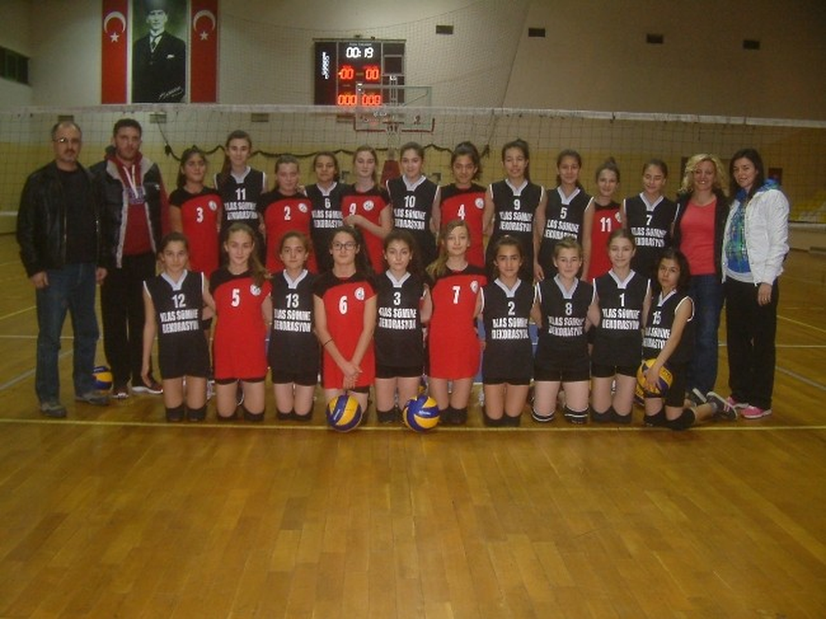 Burhaniye\'de Kızlar Voleybola Merak Sardı