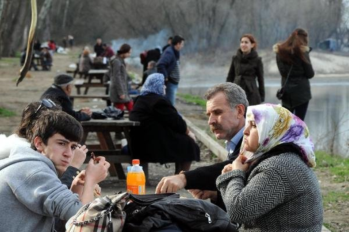 Edirne\'de Sıcaklık Yükseldi, Park ve Bahçeler Doldu