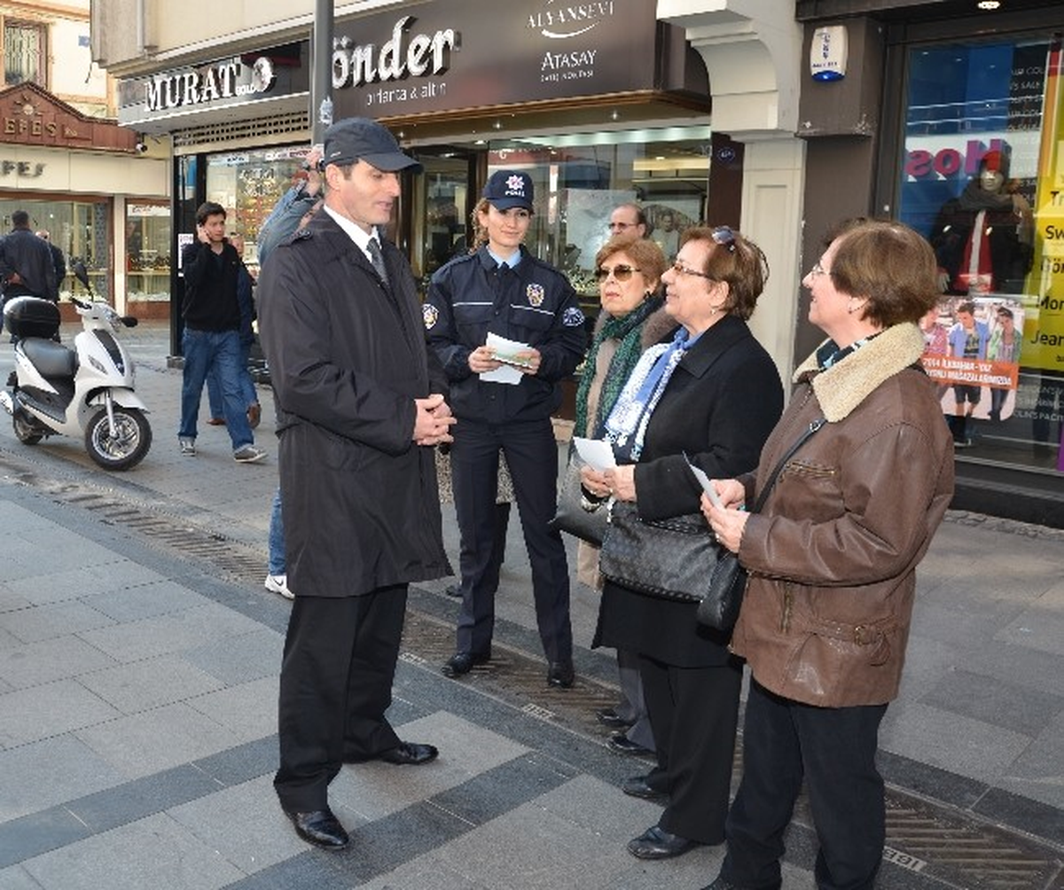 Emniyet Broşür Dağıttı