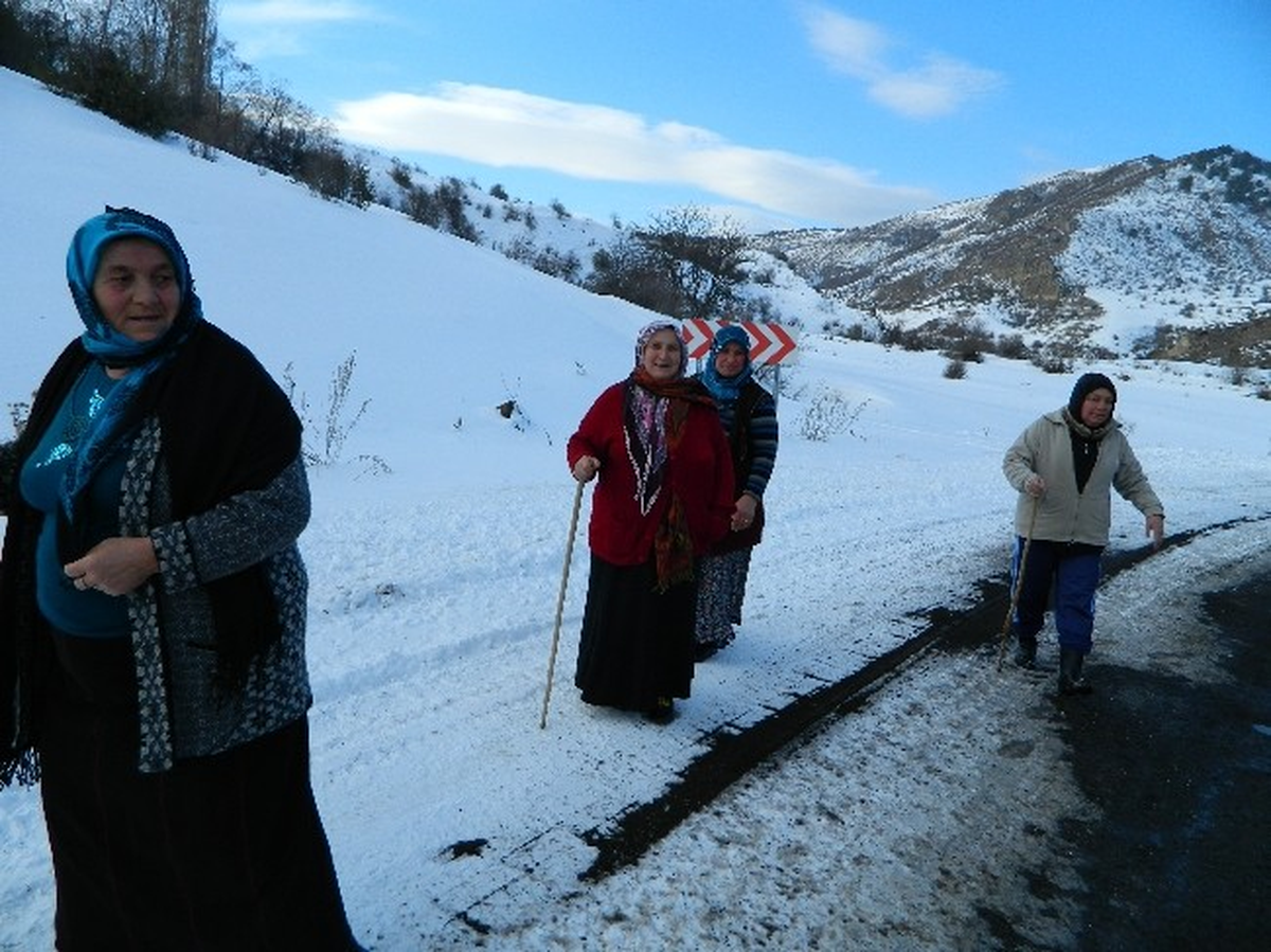 Hava Isınınca Halk Ta Mesire Alanlarının Yolunu Tuttu