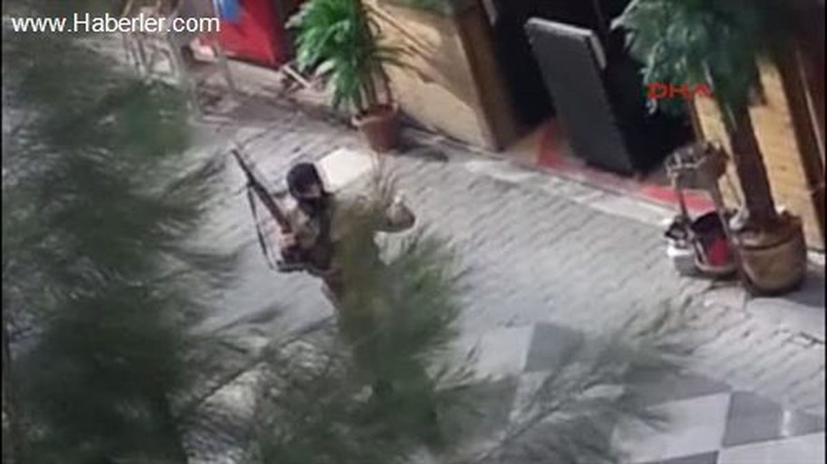 Kar Maskesi Takıp, Kamuflaj Giyerek Pompalı Tüfek ve Tabancayla Sokağa Çıktı