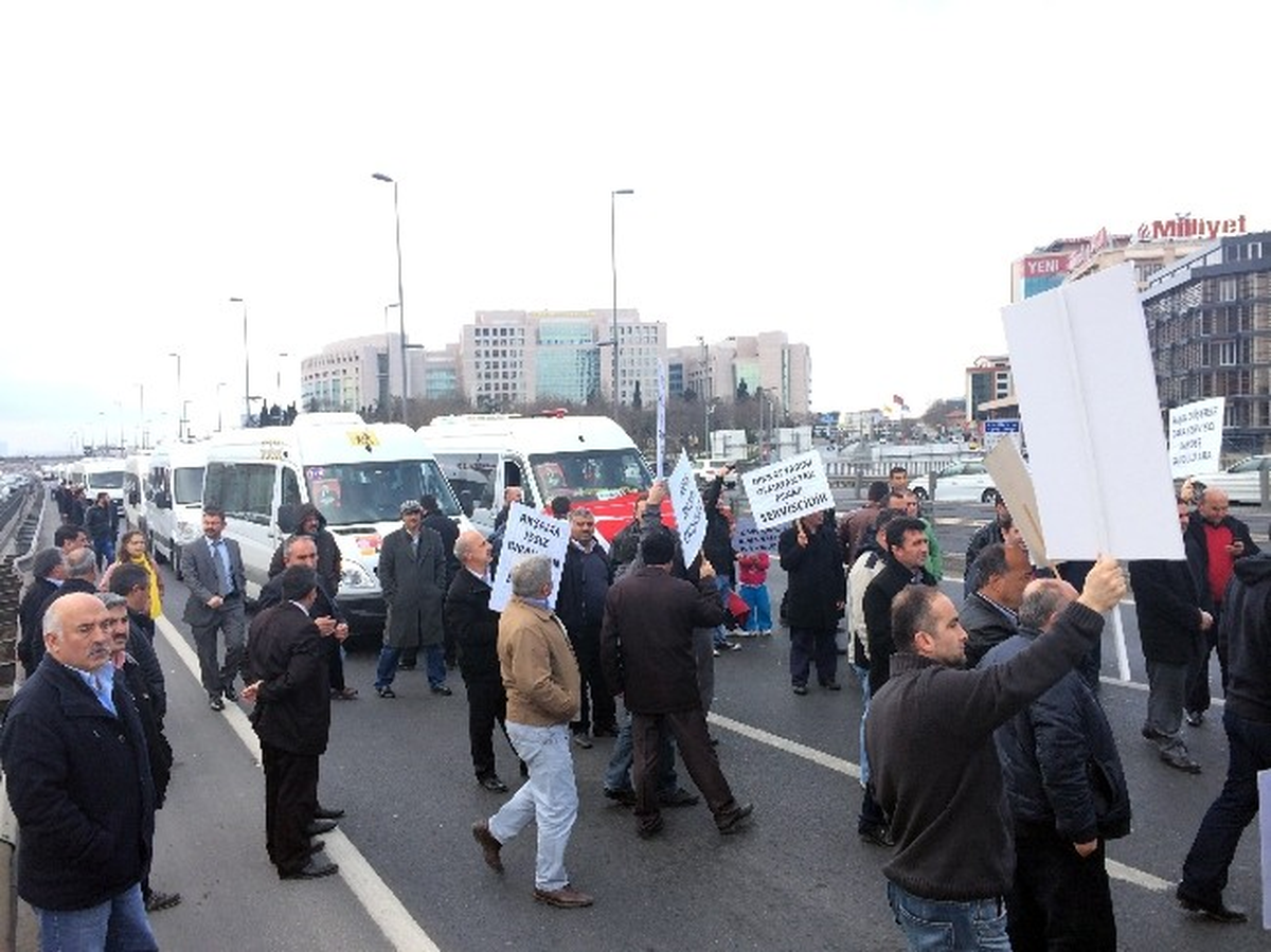Servis Şoförleri E-5 Karayolunu Trafiğe Kapattı