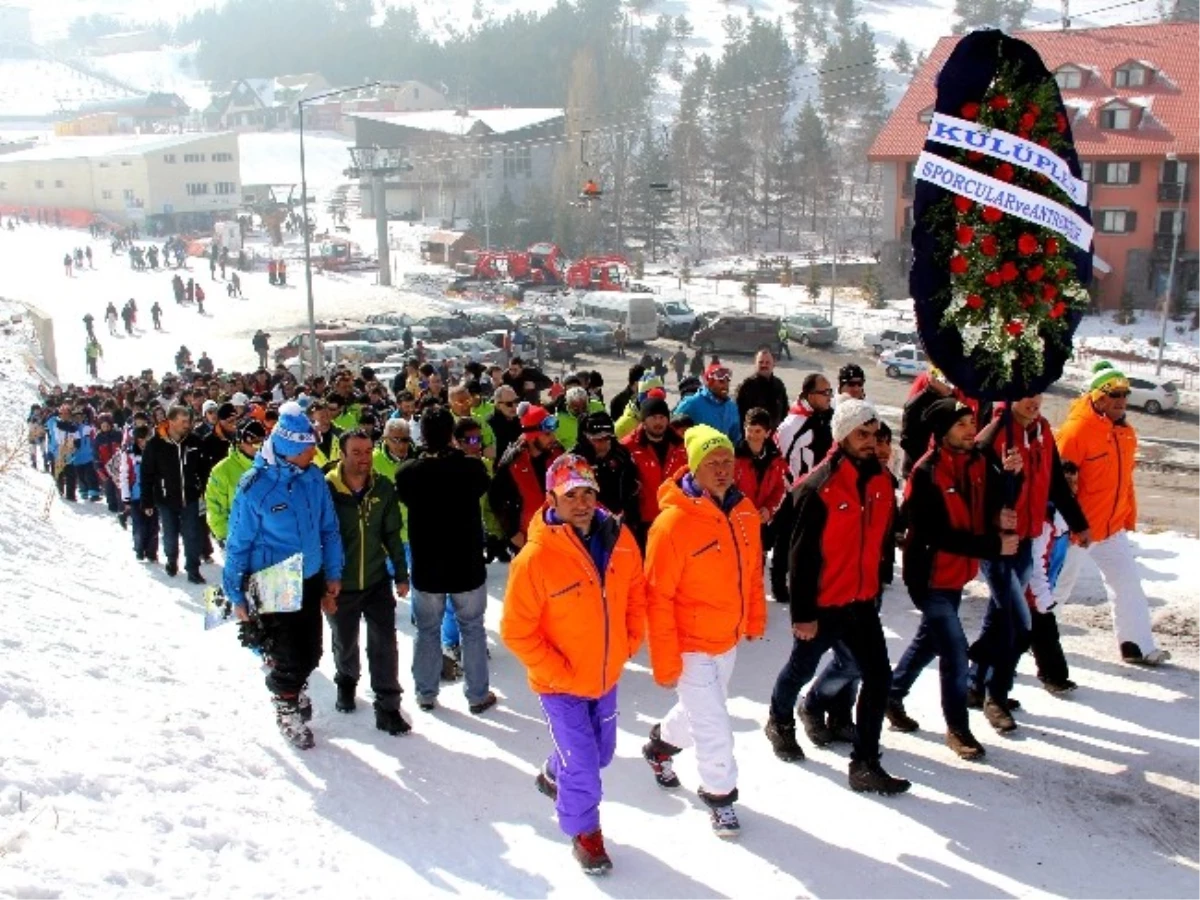 Palandöken\'de Kayakçılar Ücret Talebini Protesto Etti