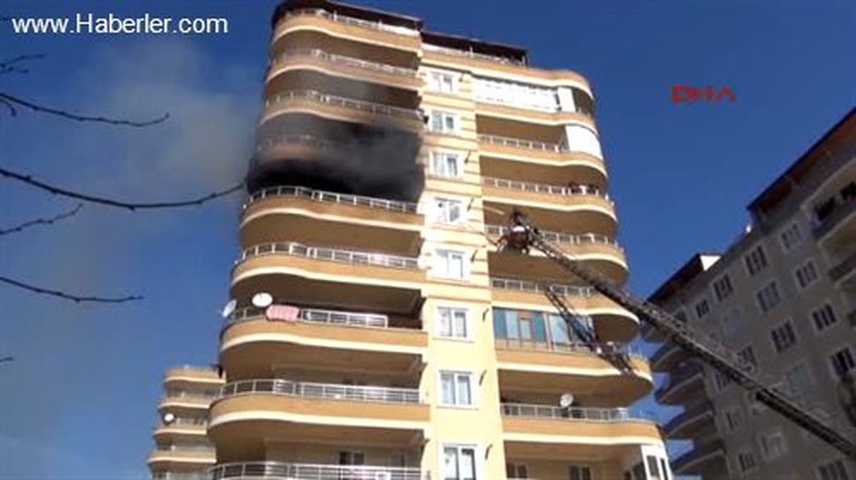 Şanlıurfa\'da 10 Katlı Binada Yangın Panigi