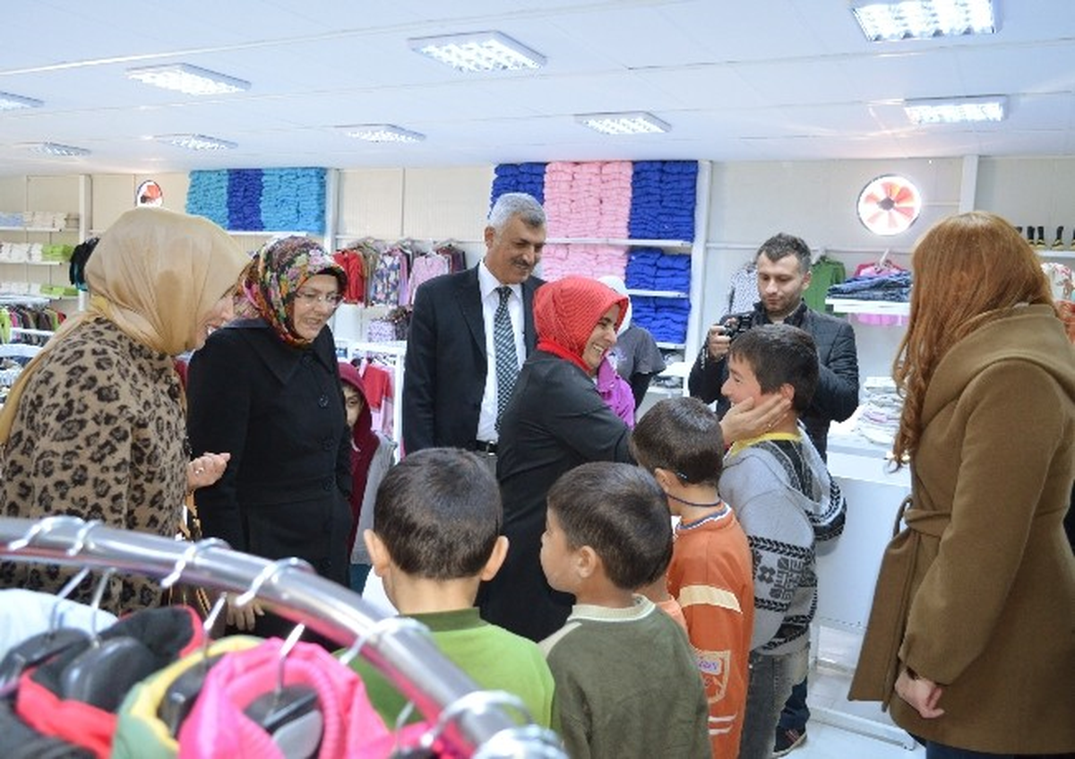 Suriyeli Mültecilere Kışlık Giysiler Dağtıldı
