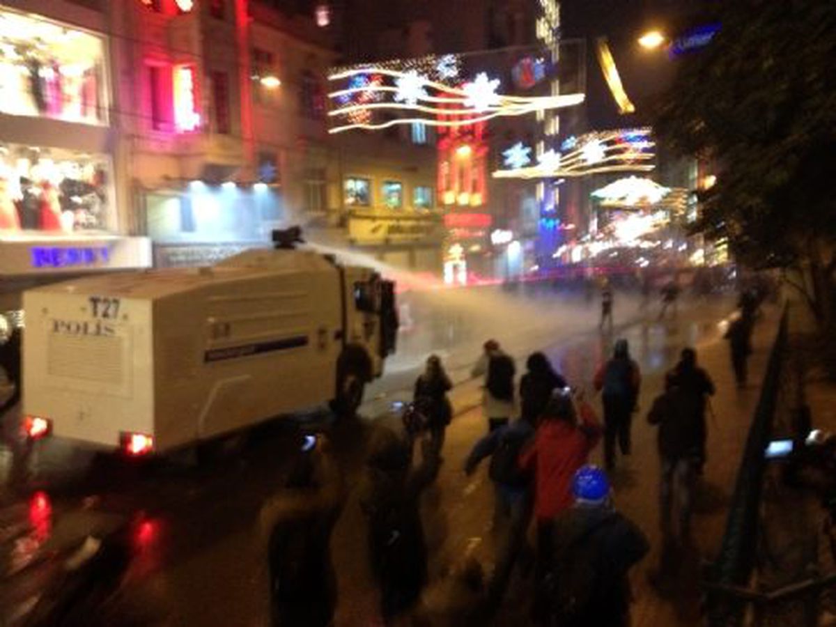 Taksim\'deki Polis Müdahalesi Gece Geç Saatlere Kadar Sürdü