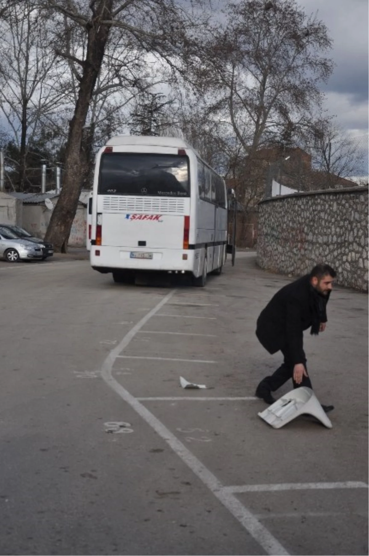 Taraftarlar Stadın Koltuklarını Kırıp, Otobüs Taşladılar