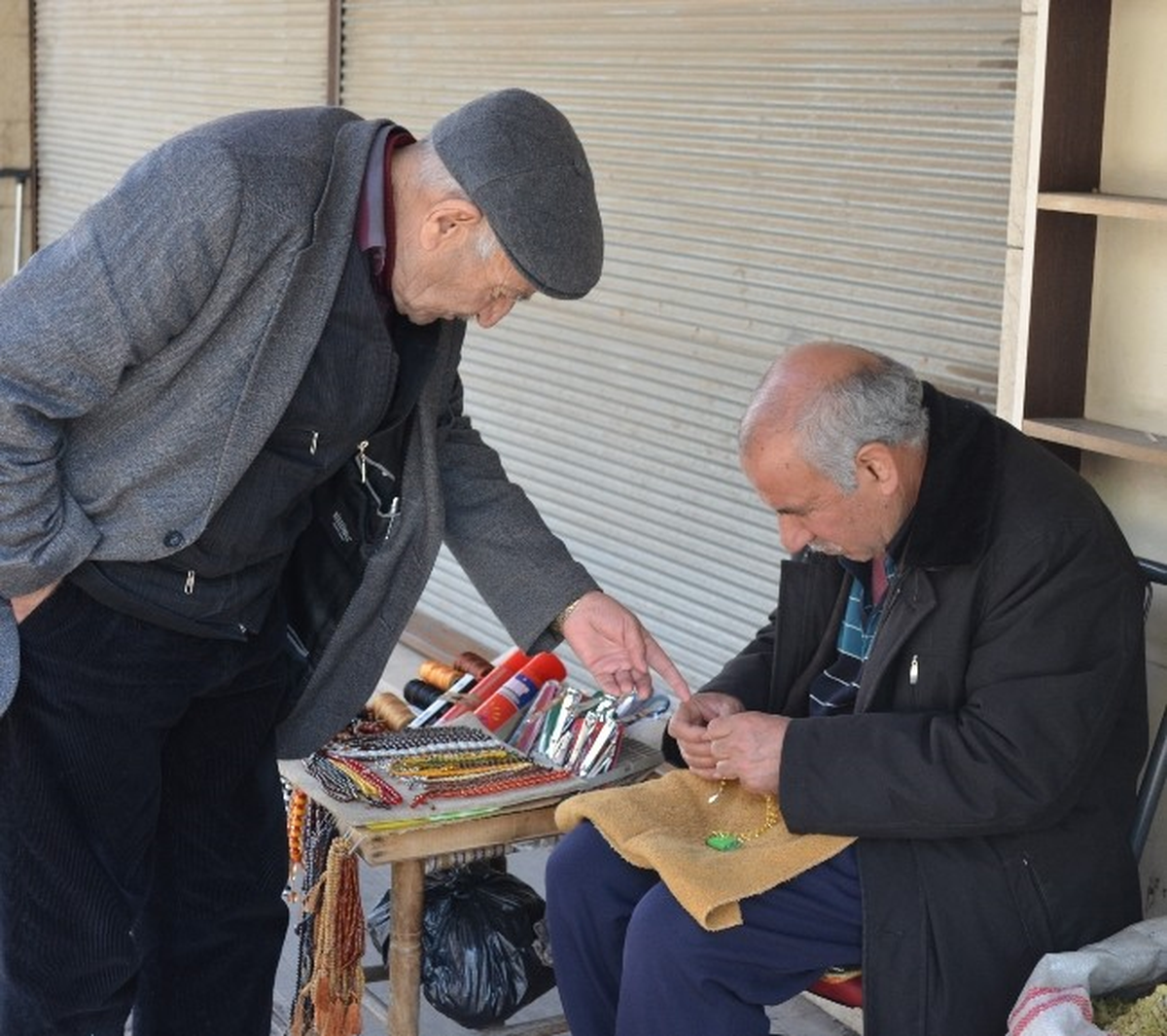 Tesbih Tamiratı Yaparak Ailesini Geçindiriyor
