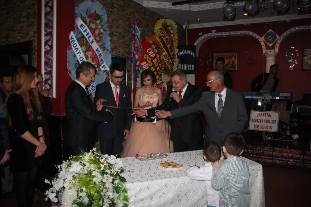 Zonguldak\'lı Gazeteci Uyar\'ın Kızı Nişanlandı