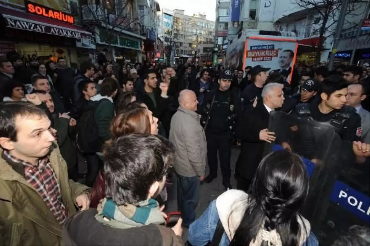 AK Parti\'nin Beşiktaş\'taki Seçim Karavanına Protesto