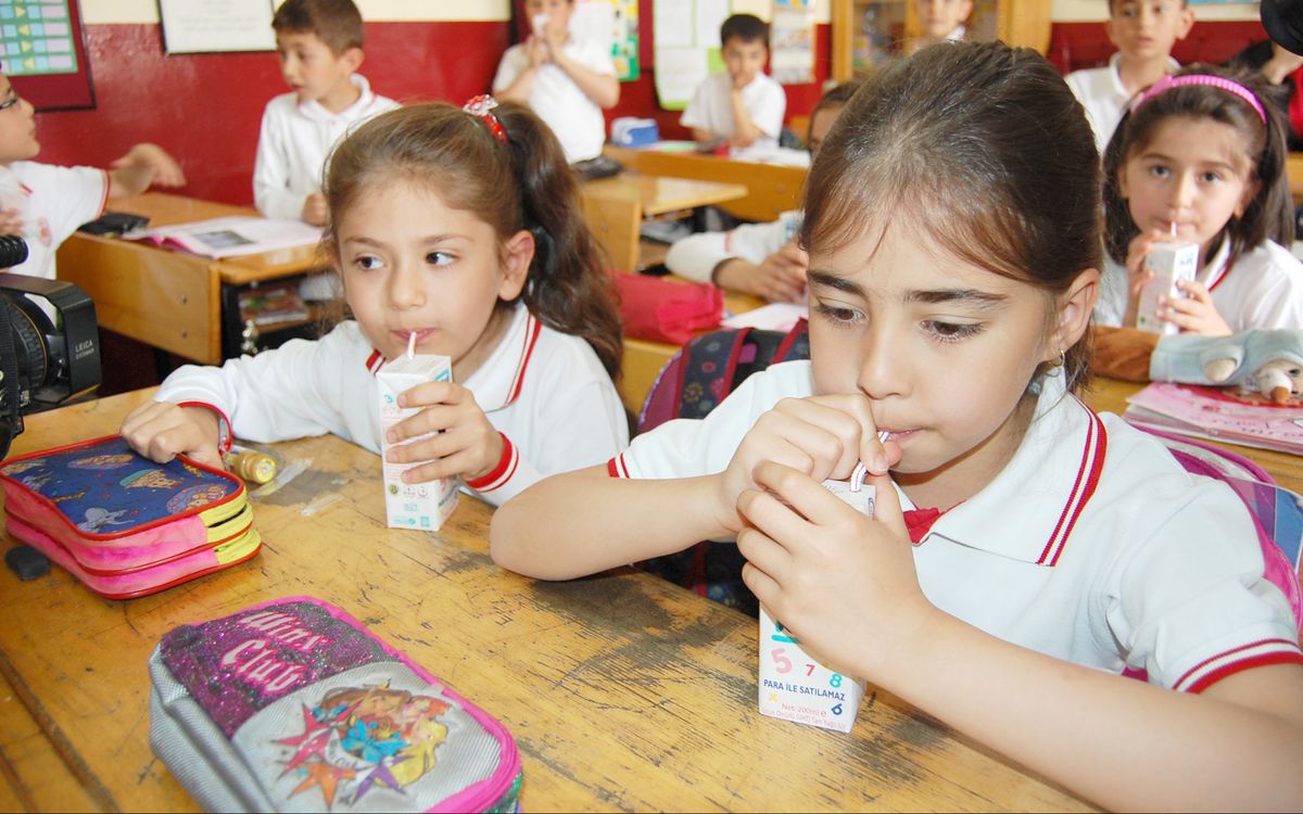 Bakanlar, Süt Dağıtım Törenine Katıldı