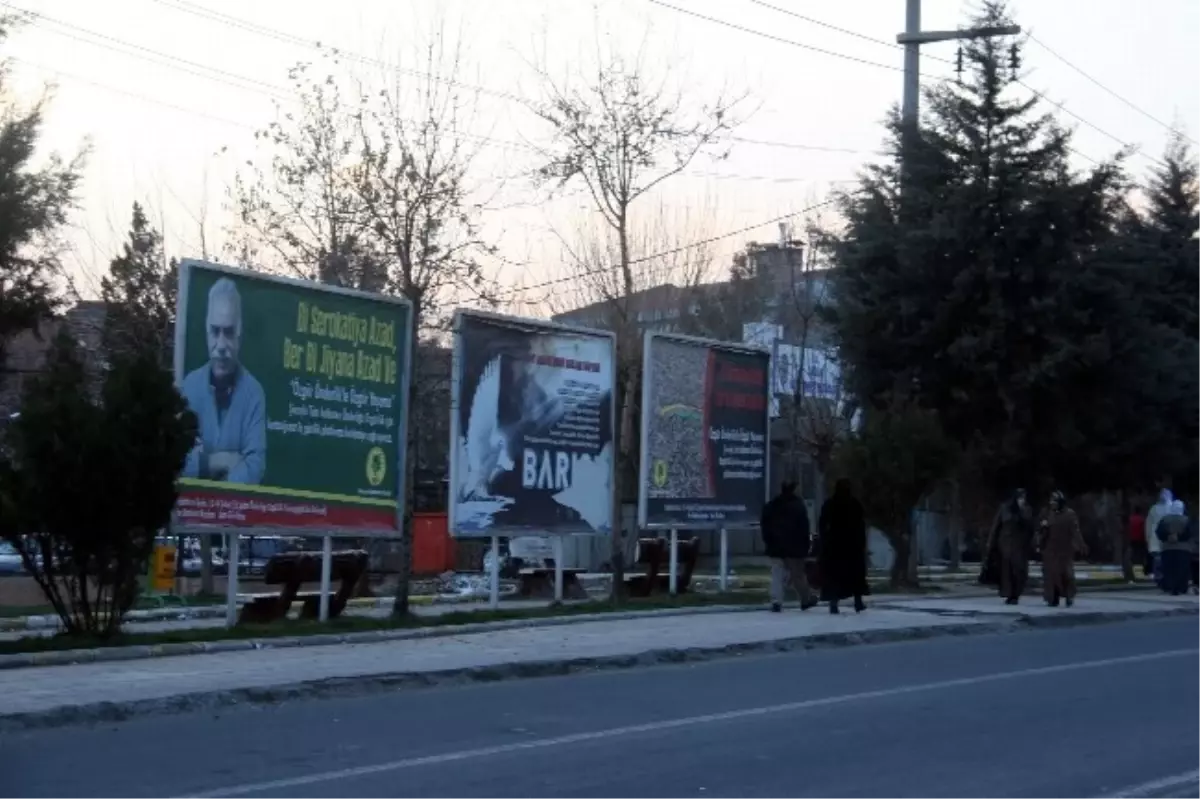 BDP, Diyarbakır\'da Öcalan\'ın Fotoğrafını Bilboardlara Astı