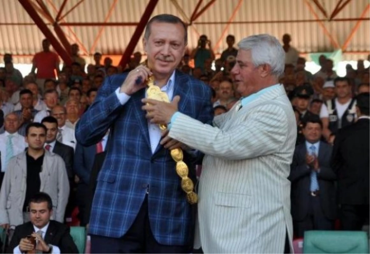 Hamdi Sedefçi, Erdoğan\'a Altın Kemer Takmıştı