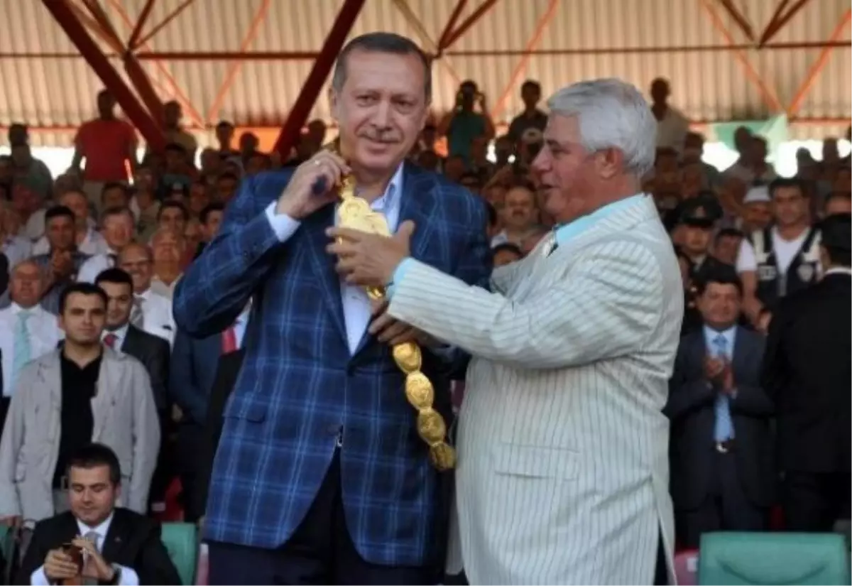 Hamdi Sedefçi, Erdoğan'a Altın Kemer Takmıştı