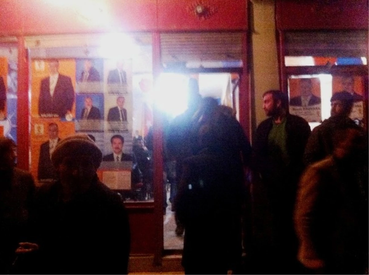 Iğdır\'da AK Parti Seçim Bürosuna Taşlı Saldırı