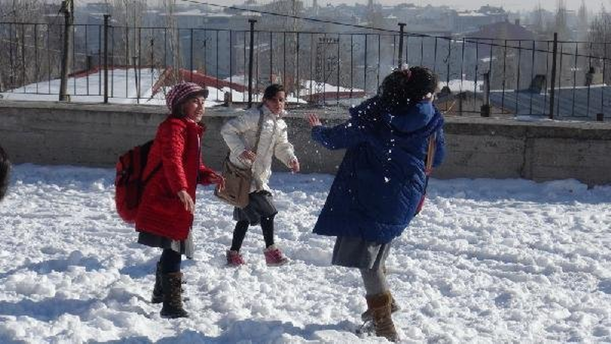 Kars\'ta Öğrencilerin Kar Topu Savaşı