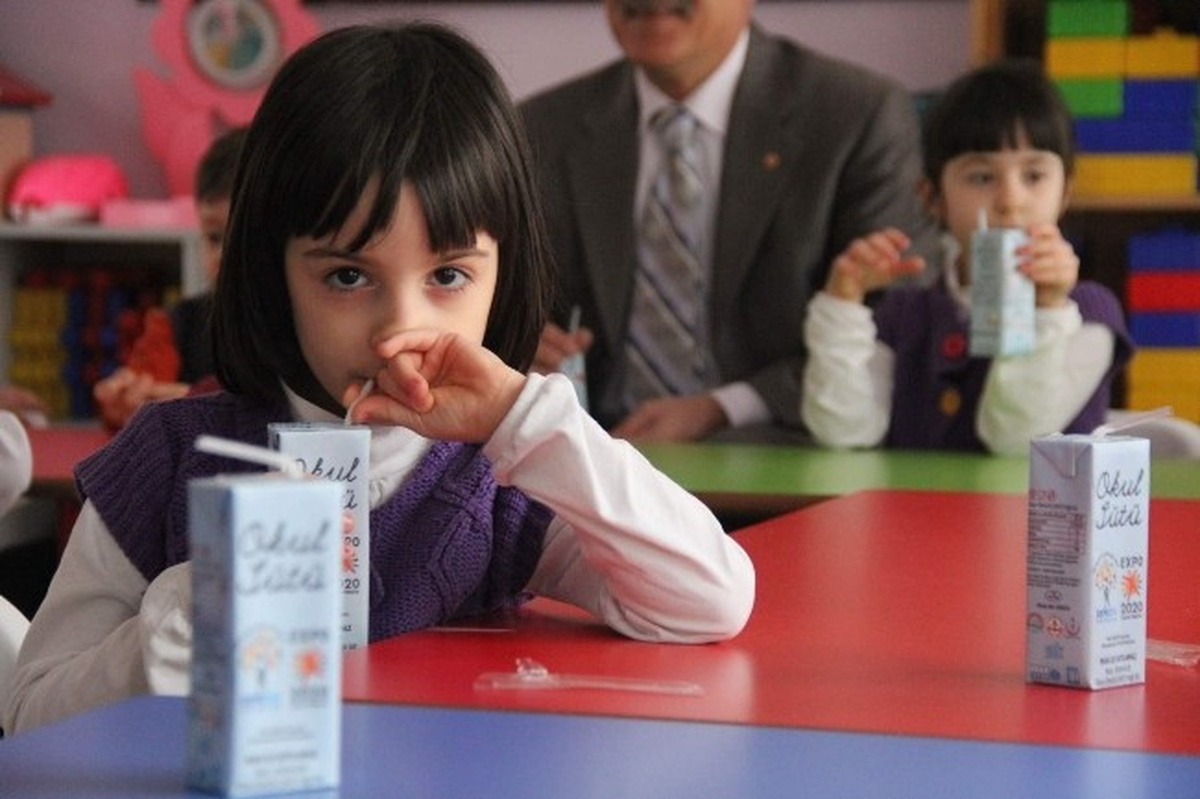 Öğrenciler Süt İçerek Derslere Başladı