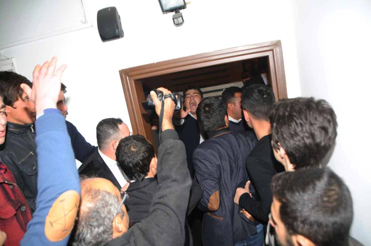 Partililer Antalya\'da CHP İl Binasını İşgal Etti
