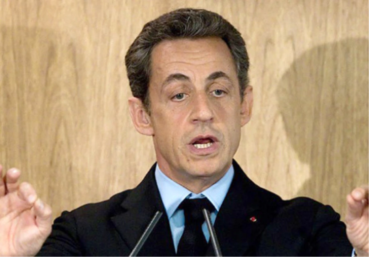 Sarkozy\'den Siyasete Dönüş Sinyalleri