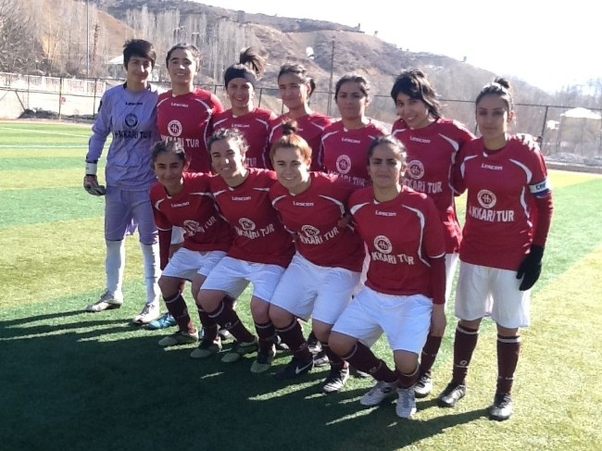 Şemdinli\'de Kadın Futbol Takımı Fırtınası