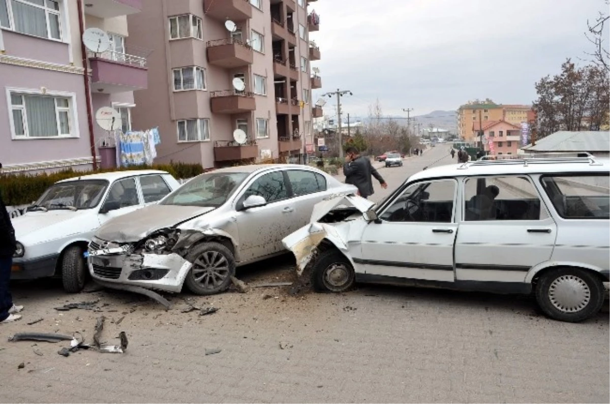 Suşehri\'nde Trafik Kazası: 3 Yaralı