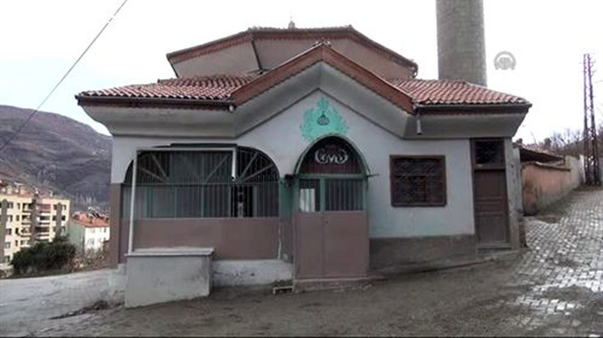 Tarihi camide define arandığı şüphesi -