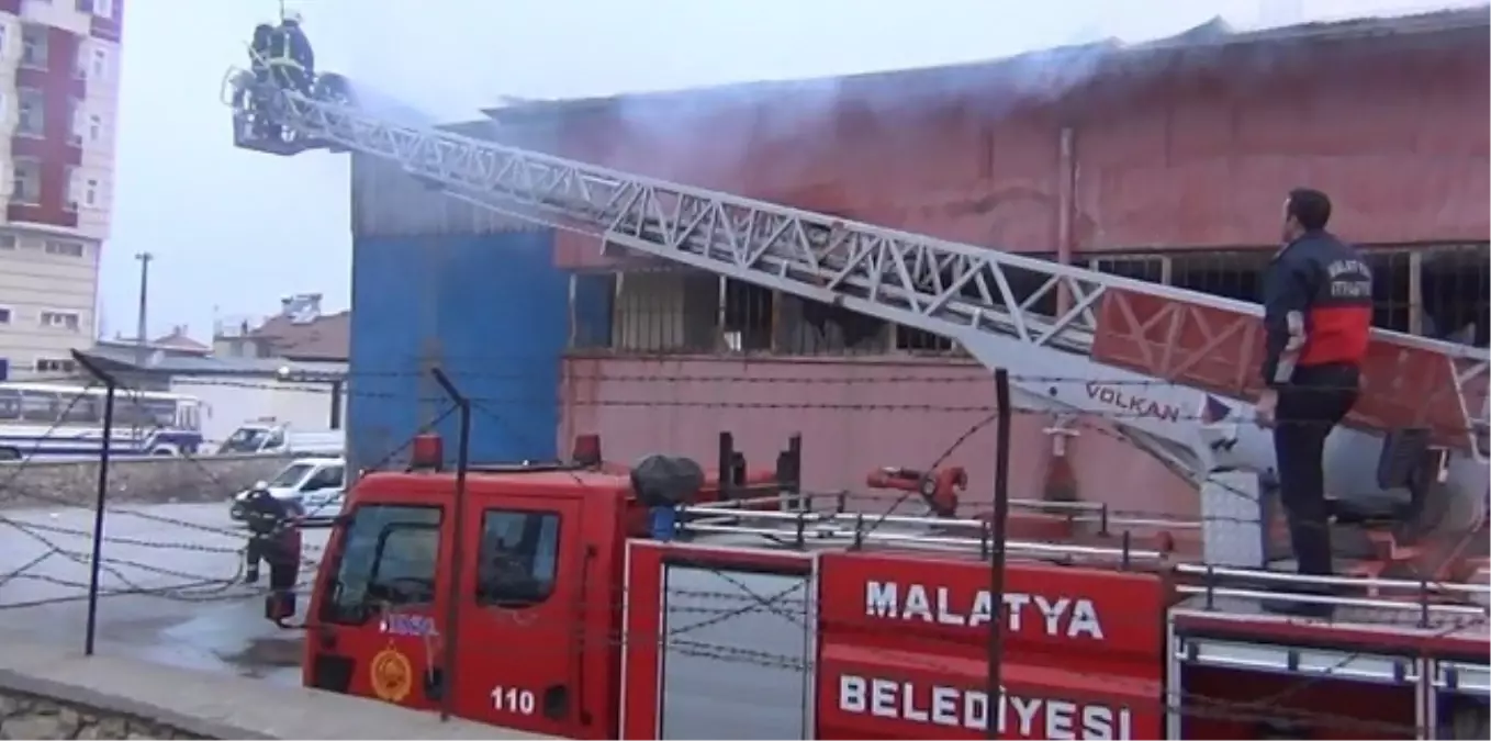 Terk Edilen Arapgir Garajındaki Binada Yangın Çıktı