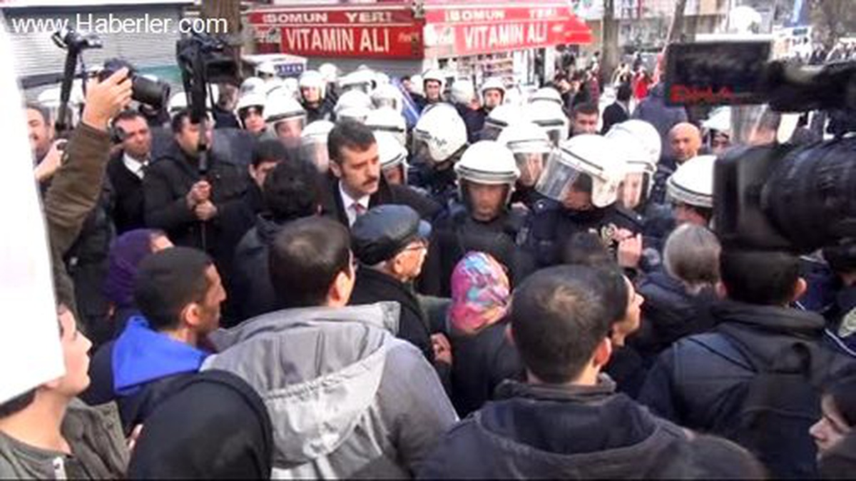 Adalet Bakanlığı\'na Yürümek İsteyen Gruba Polis Müdahalesi