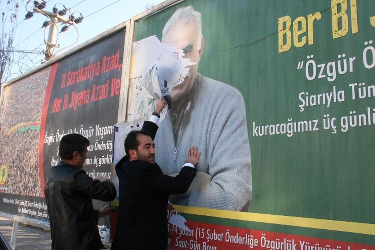 Polis, Öcalan\'ın Posterlerini Yırttı