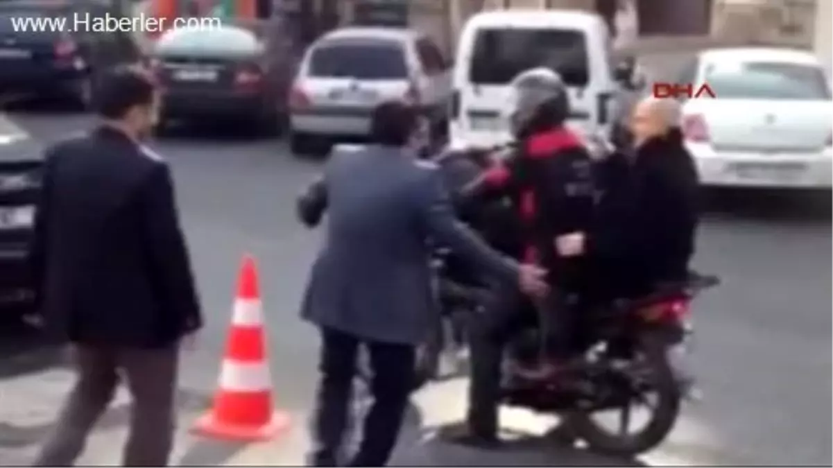 Belediye Başkanı Akgün, Trafik Sıkıştı Programa Durdurduğu Motokuryeyle ile Yetişti