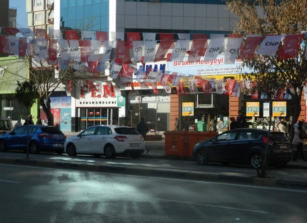 Caddeler Parti Bayraklarıyla Donaltıldı