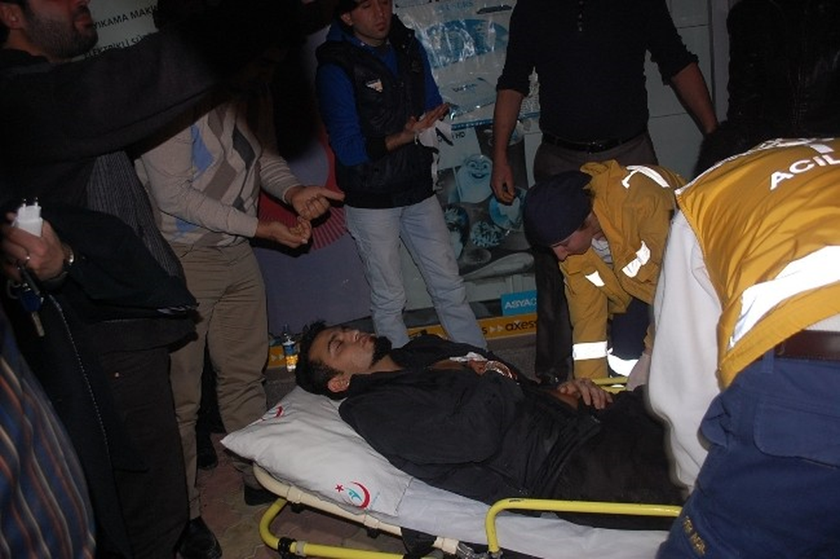 Cep Telefonu Kavgası Kanlı Bitti: 2 Yaralı