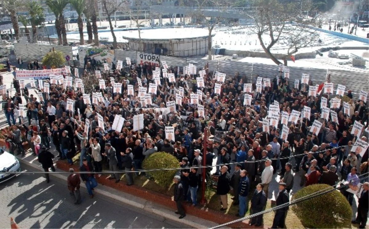 CHP\'liler Parti Binasını İşgal Edip Kamacı\'nın Posterini Astı