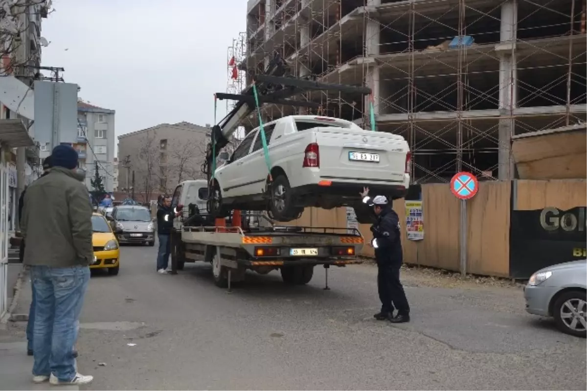 Çorlu\'da Hatalı Park Edilen Araçlar Kurtarıcılar Tarafından Kaldırılıyor