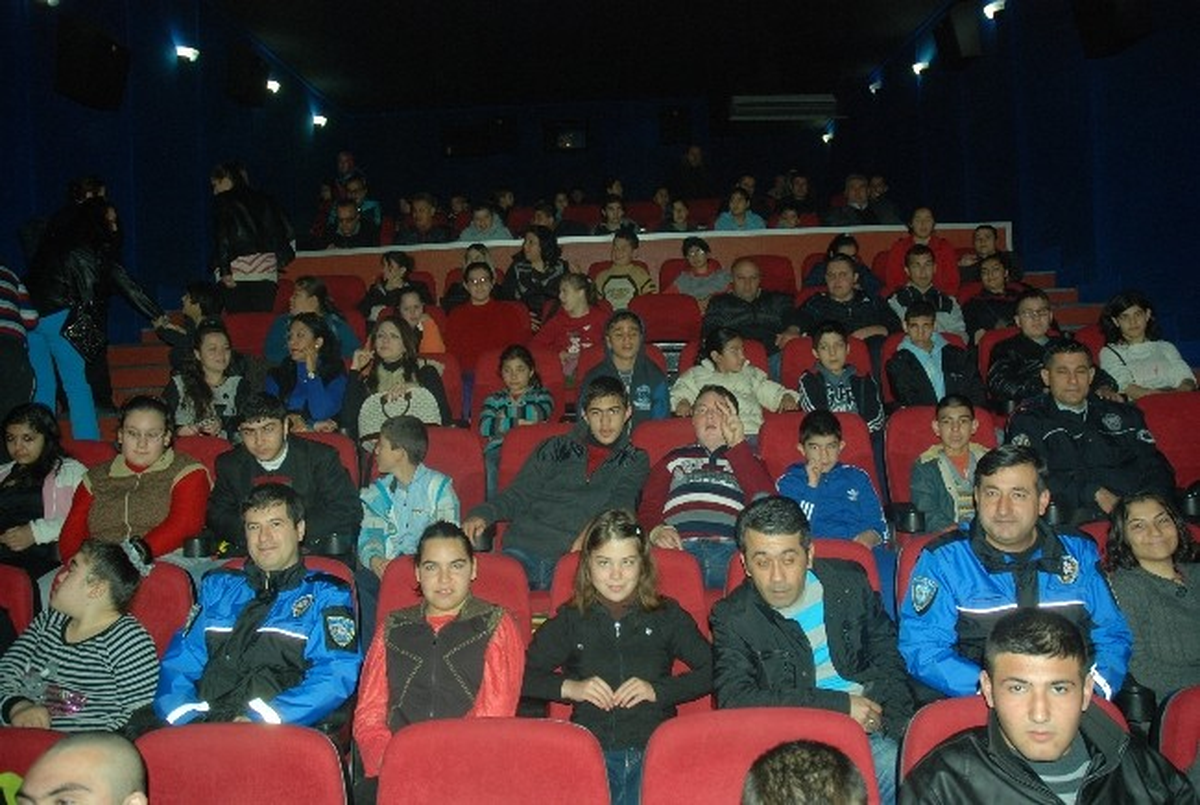 Engelli Öğrenciler "Düğün Dernek" Filmini İzledi