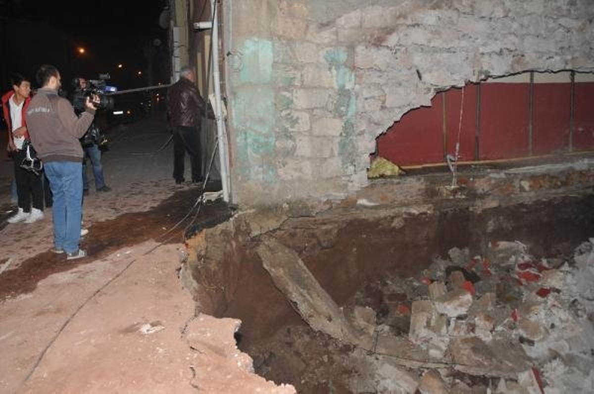 Eskişehir\'de 3 Katlı Binanın Bir Bölümü Çöktü