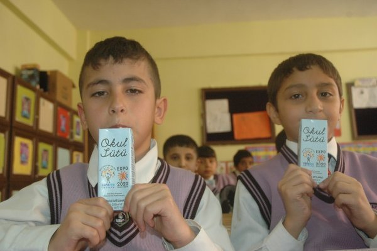 Hakkari\'de Okul Sütü Dağıtımı