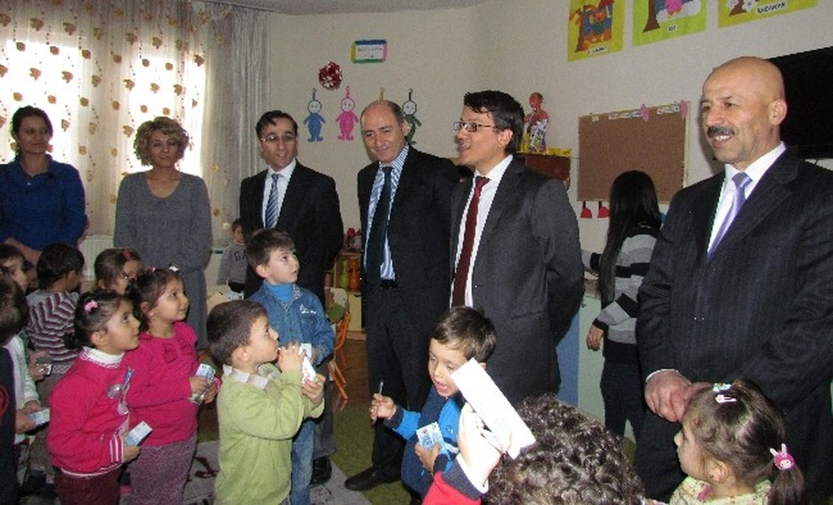 Hakkarili Çocuklara Süt Dağıtıldı