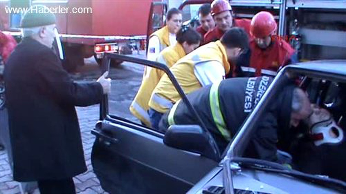 Otomobil Elektrik Direğine Çarptı 2 Yaralı