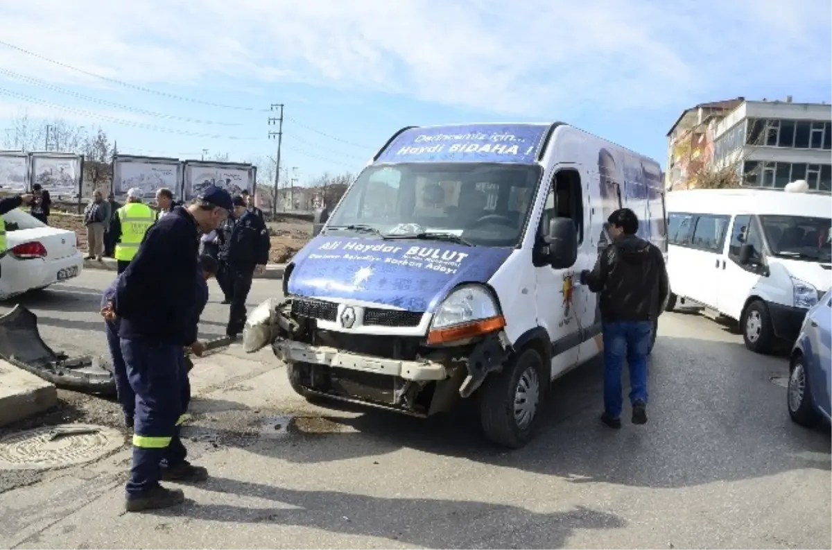 Seçim Otobüsüyle Otomobil Çarpıştı: 1 Yaralı