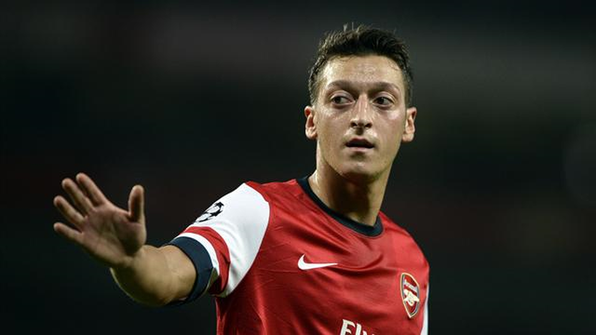 Wenger Mesut Özil\'i Savundu