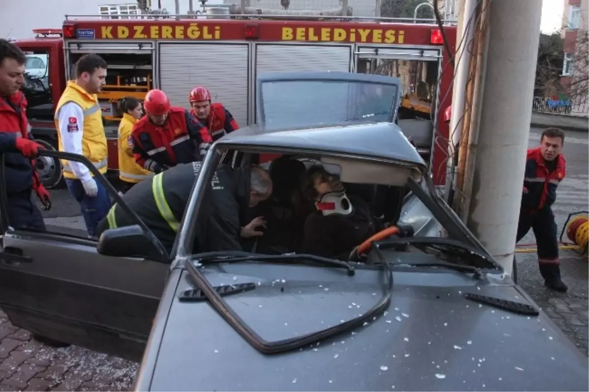 Yoldan Çıkan Araç Elektrik Direğine Çarptı: 2 Yaralı