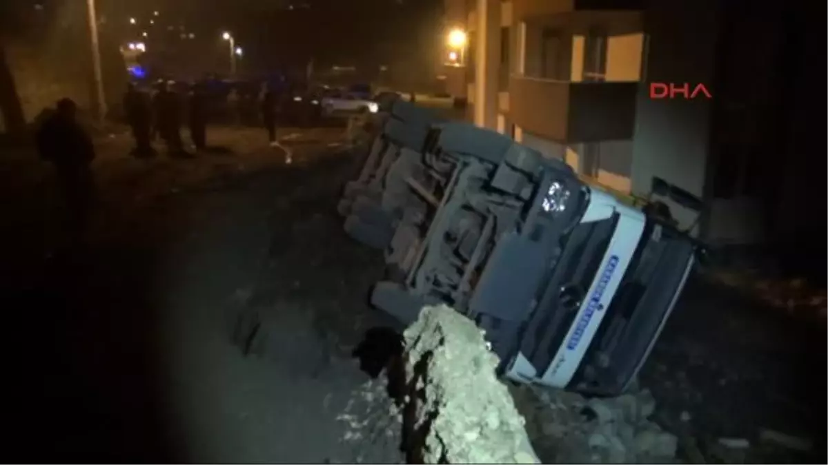 Yükünü Boşaltırken Yol Çöktü