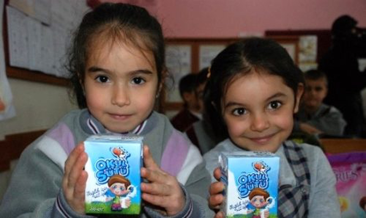 Biga\'da Öğrencilere Süt Dağıtımı