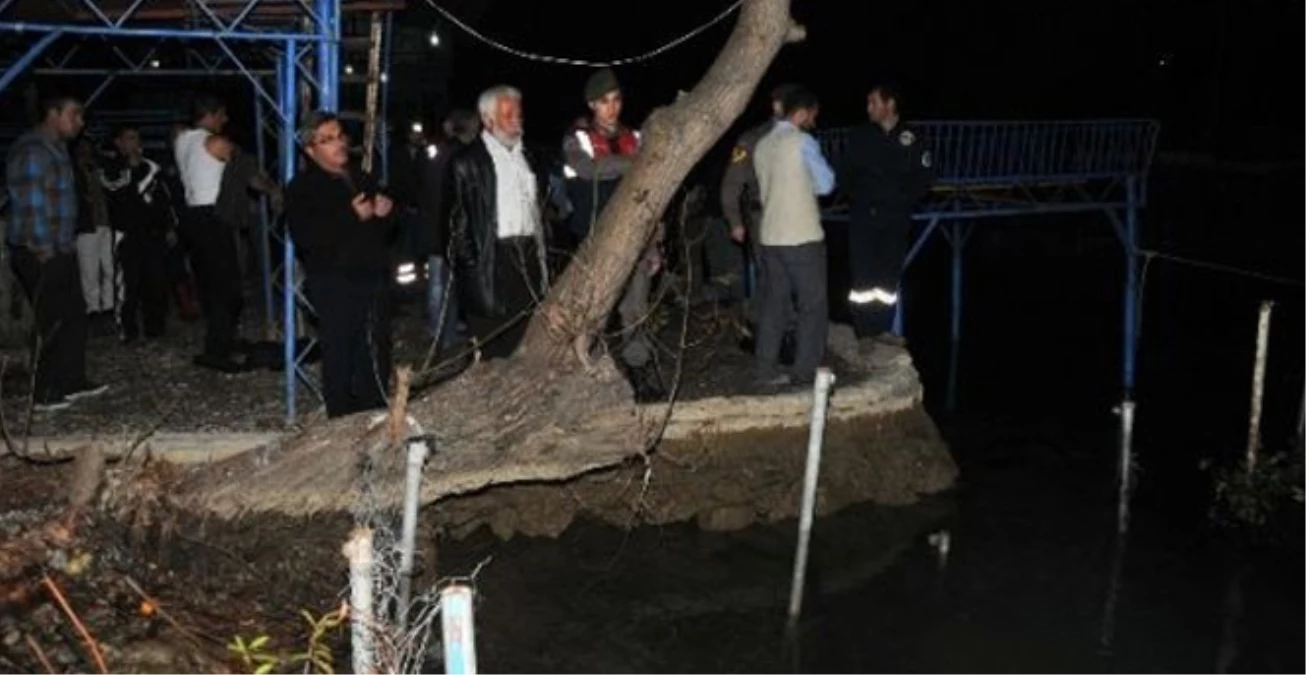 Antalya\'da Çaya Düşen Çocuk Ağacın Dalına Takılı Bulundu