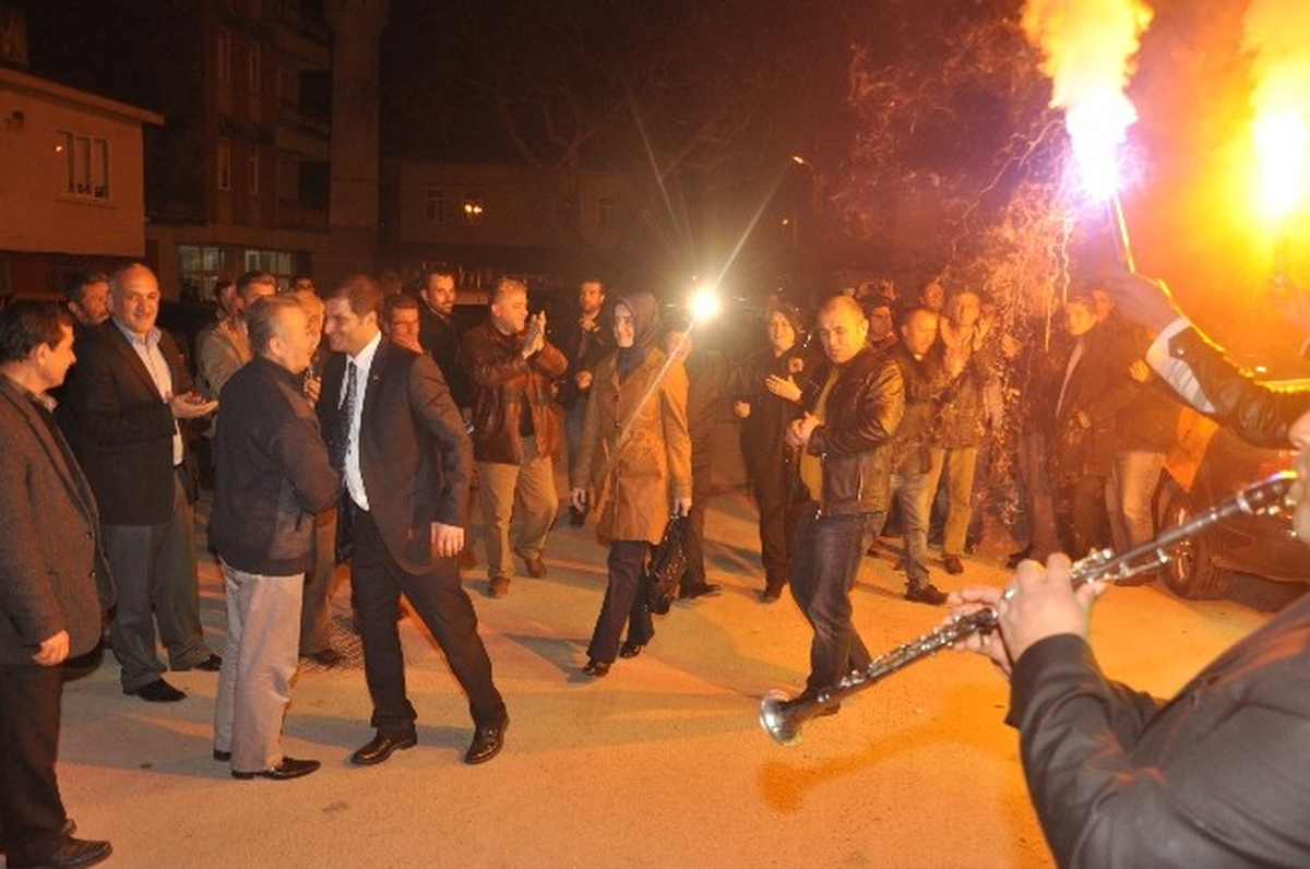 AK Parti Mudanya Adayı Bayrak\'a Coşkulu Karşılama